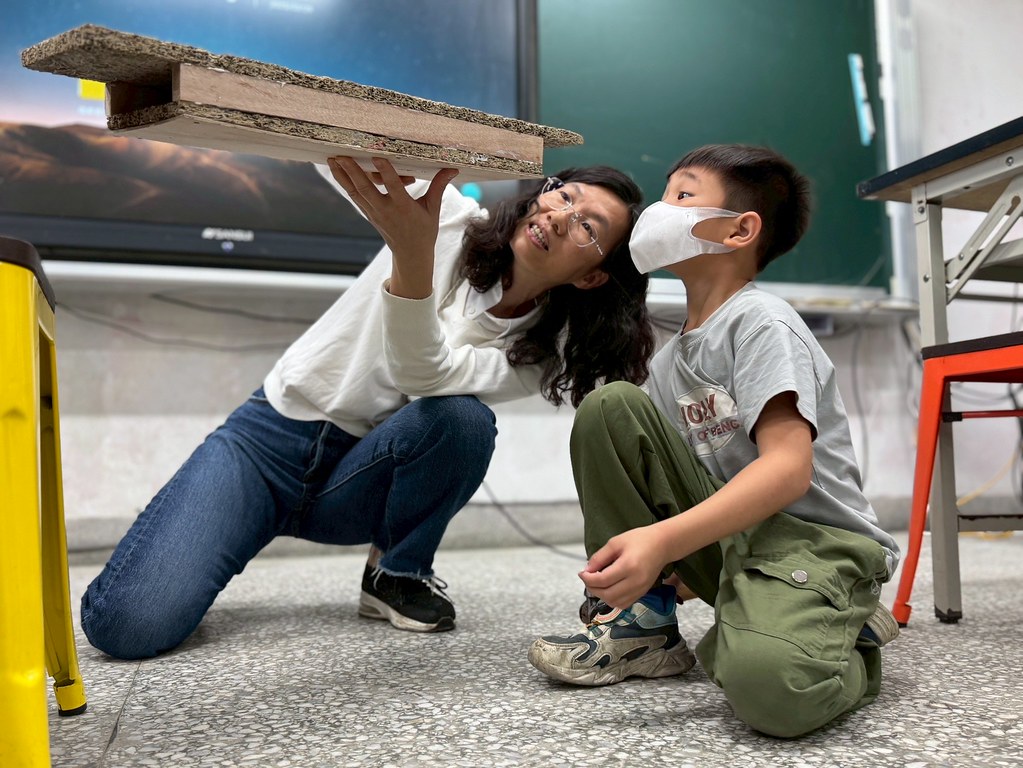 從一隻蝙蝠開始的環境教育：西富國小校護張素連，帶孩子走進土地's story cover image