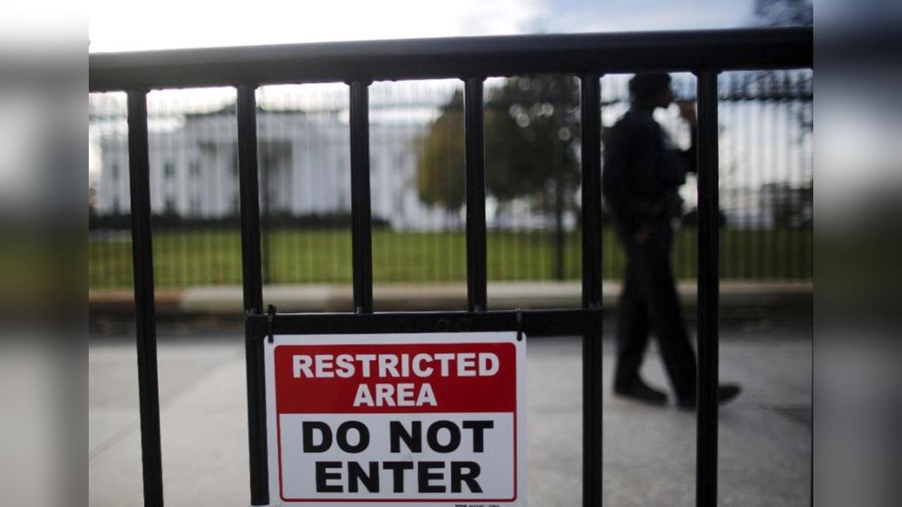 想幹麼？廂型車衝撞華府白宮管制區路障　涉案駕駛遭拘留