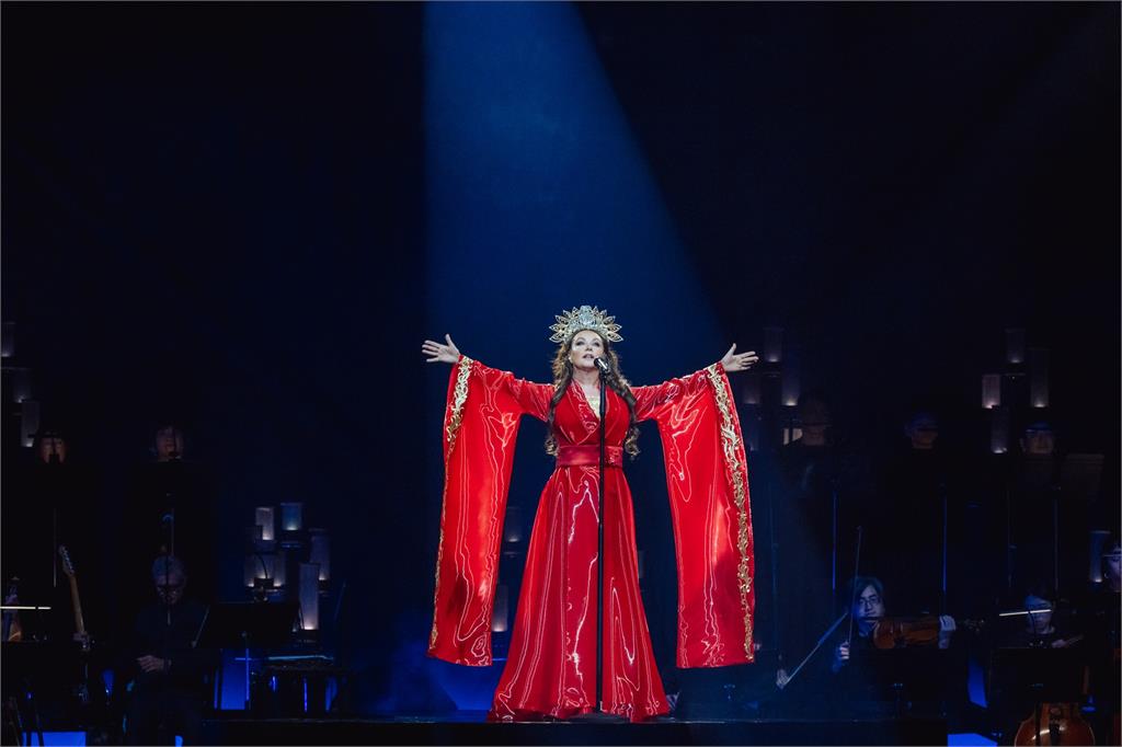 莎拉布萊曼降臨北流 華麗紅色戰袍藏特殊意義's OG Image