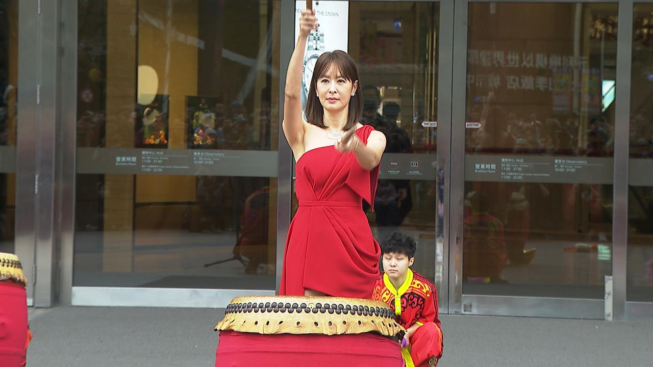 初一百貨好熱鬧! 賈永婕打鼓.發紅包袋 民眾搶買福袋抽名車's story cover image