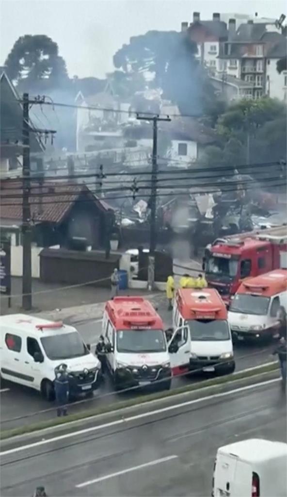 巴西南部旅遊城市空難 小型飛機撞進家具店 機上10人無人生還