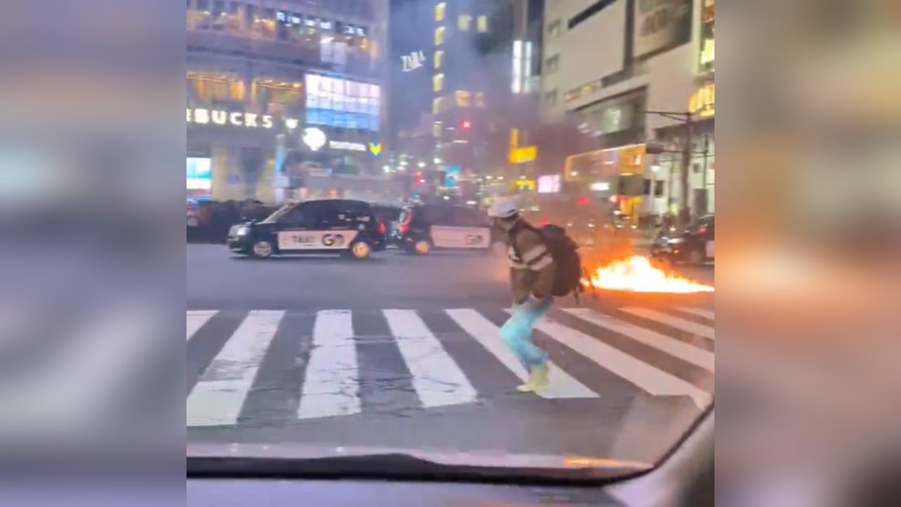 東京澀谷十字路口遭縱火！口罩男持「裝油寶特瓶」狂灑點燃　路人全嚇壞
