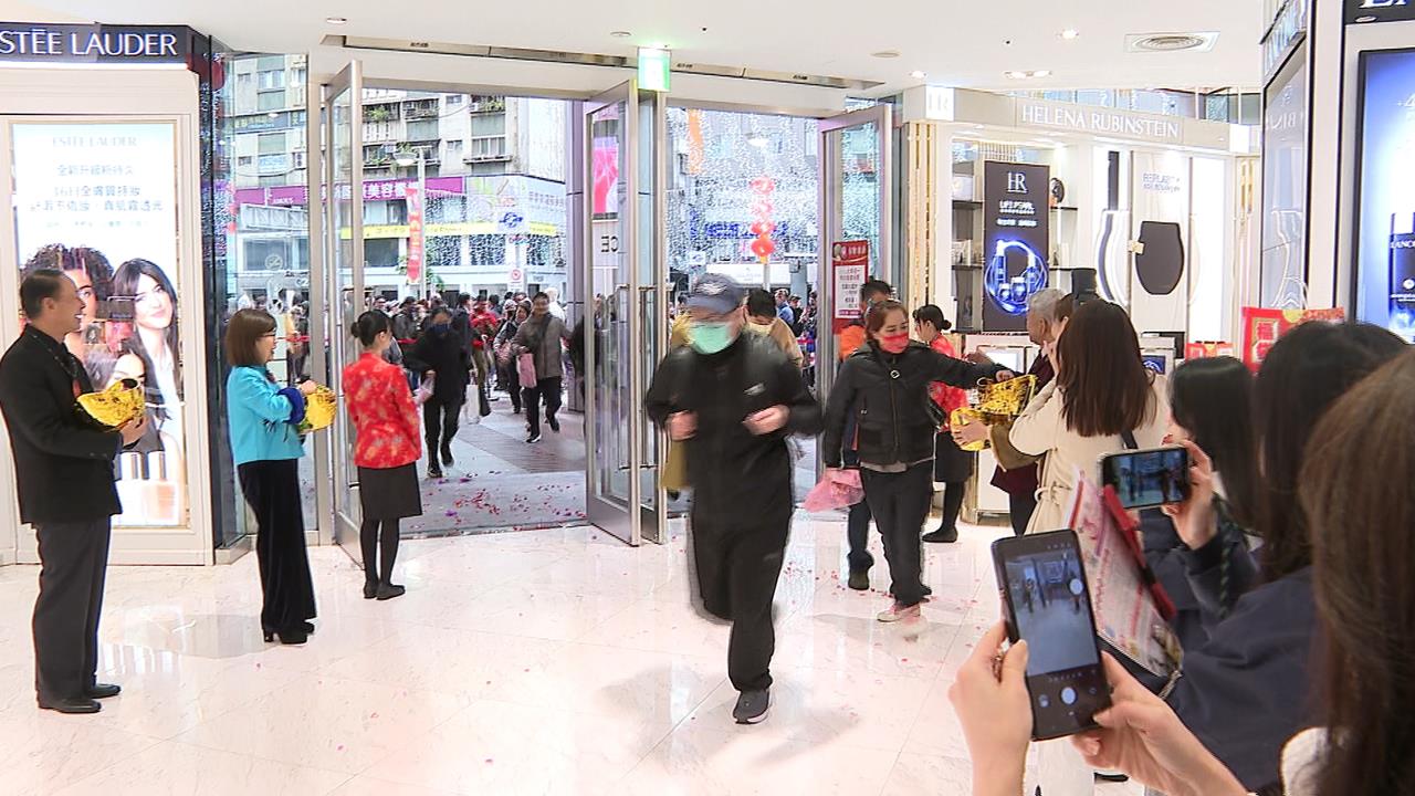 初一搶福袋! 頭獎抽名車.黃金 頭香民眾夜排2天's story cover image