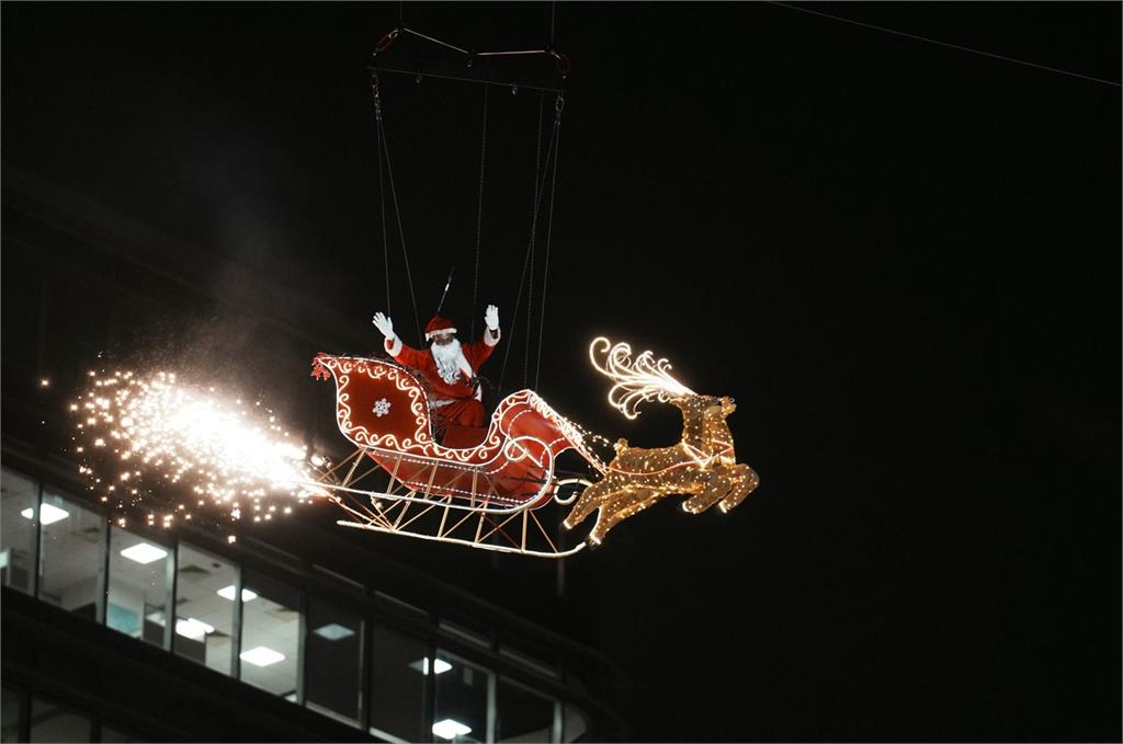 平安夜來送禮！　耶誕老人飛越台灣上空