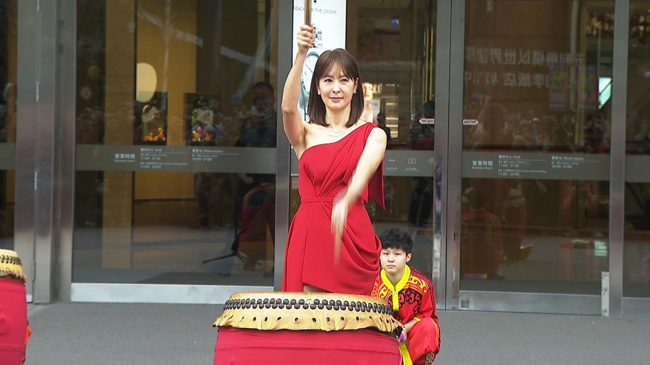 台北101迎財神賈永婕敲鑼擊鼓壯聲勢　發送限量紅包袋's story cover image