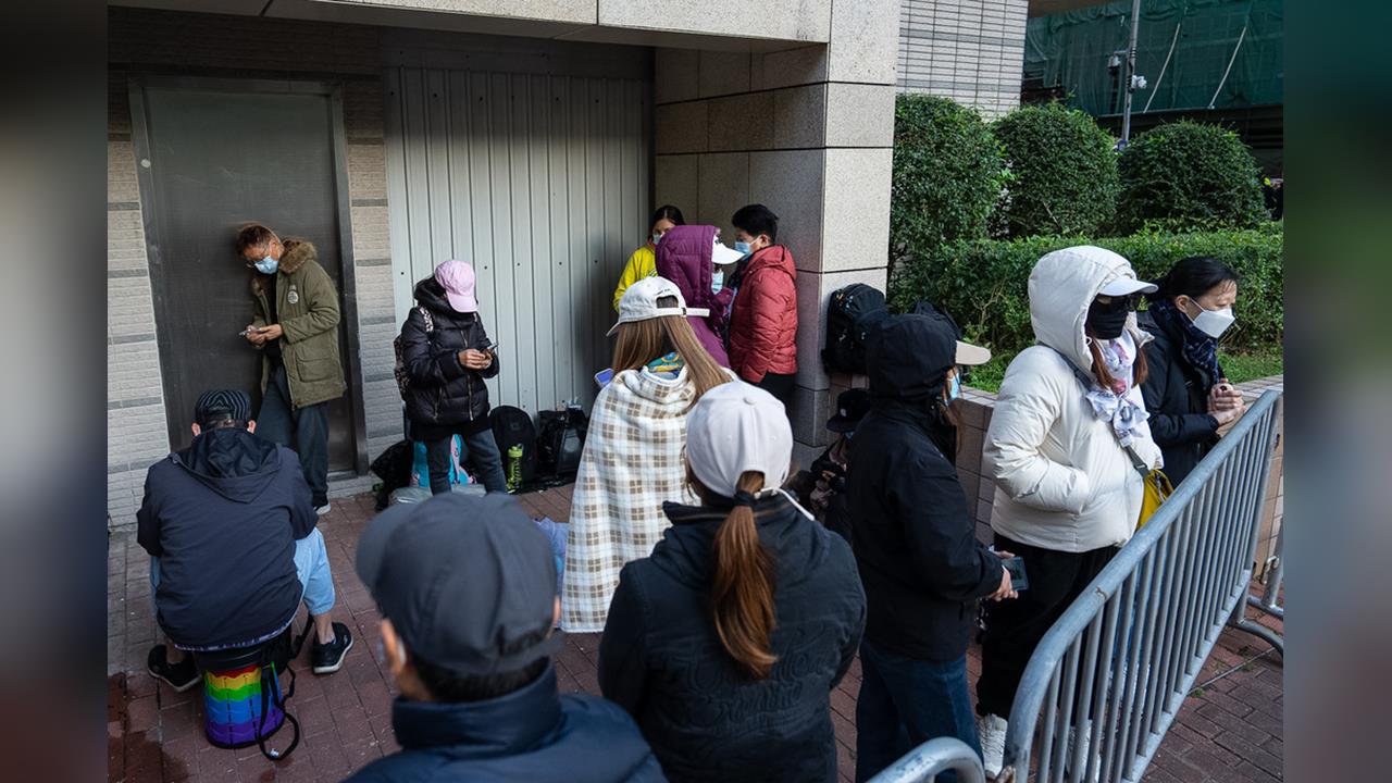 黎智英涉違《港區國安法》案今早宣判　法院外逾百人排隊旁聽's story cover image