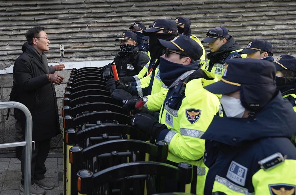 南韓警方衝總統府搜「電話紀錄」　雙方對峙近8小時後撤離