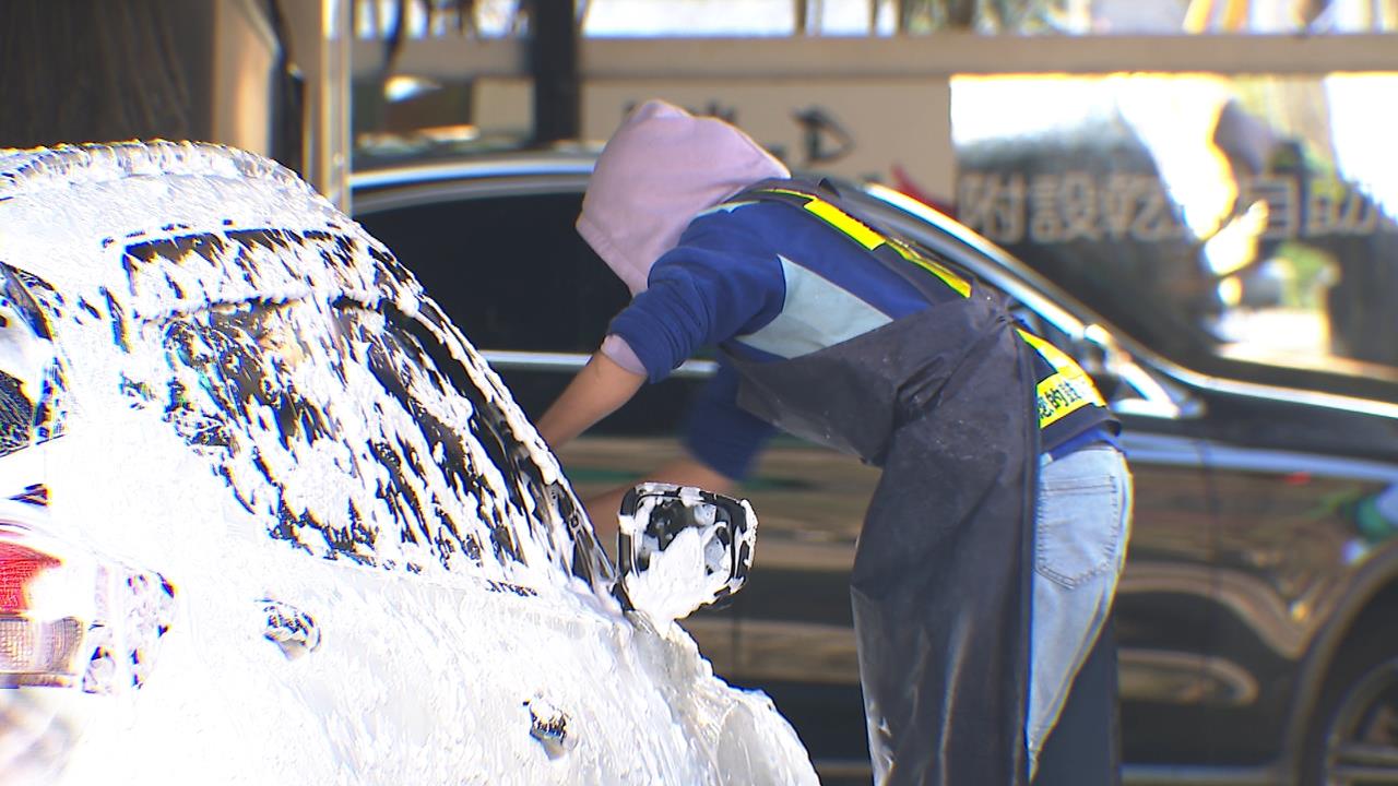 加油站"工資漲+春節"洗車最高漲百元 小黃公布春節費率's story cover image