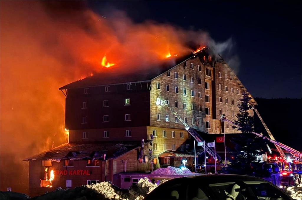 土耳其滑雪勝地飯店惡火66死、51傷　部分住客跳窗求生摔死