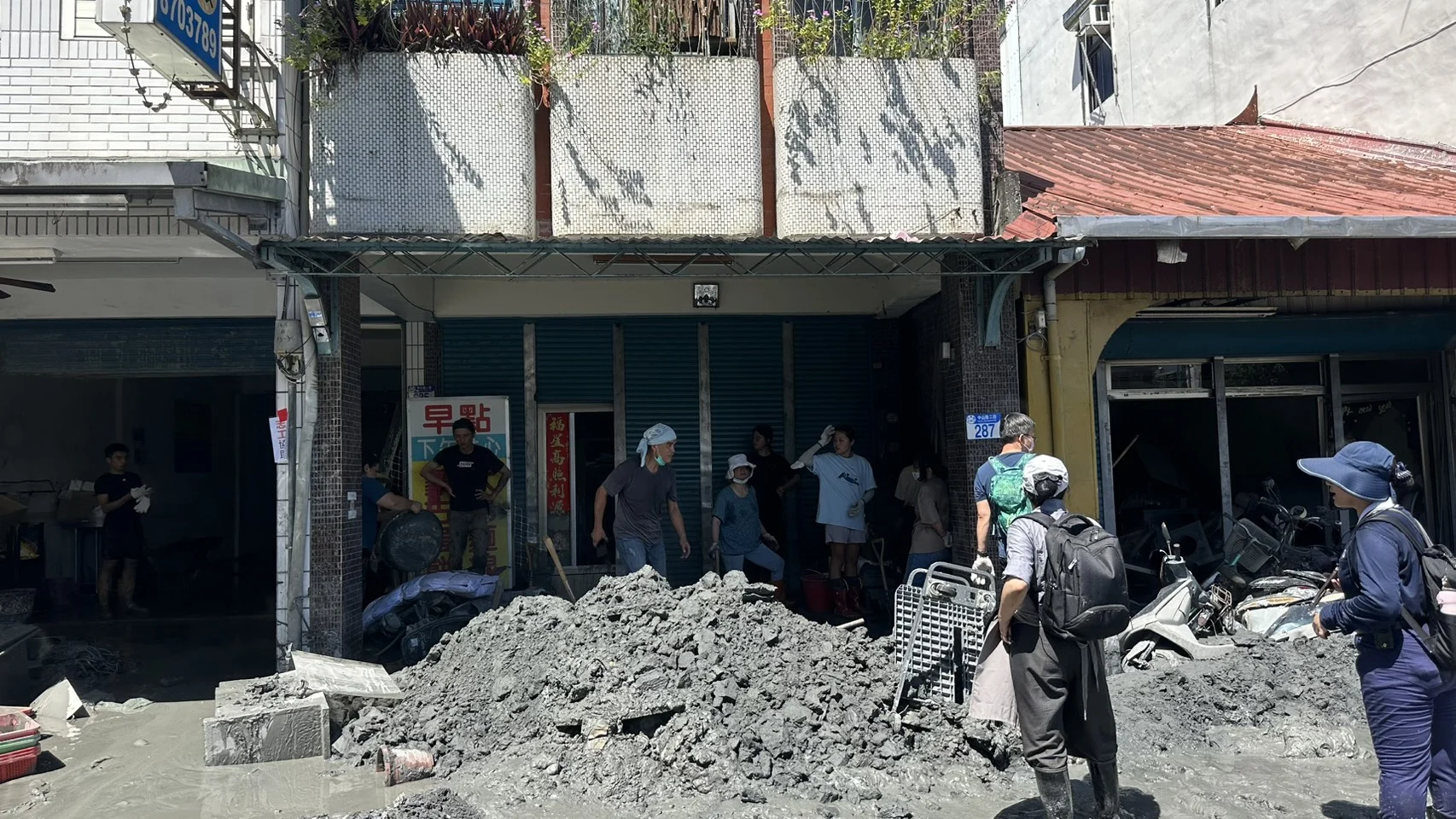 【花蓮災後２】縣府失靈、社工變志工，潰流假警報逼出千里大逃亡's story cover image