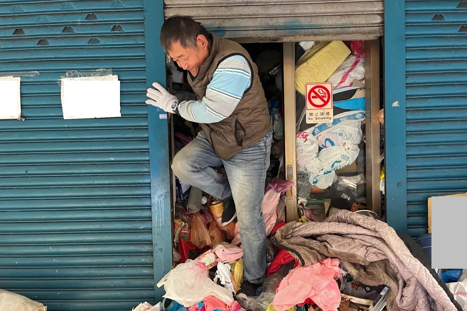 「對不起，讓你們看見醜惡的一面。」囤積屋裡不只雜物，還有一個家的等待／《從囤積屋開始的重生》's story cover image