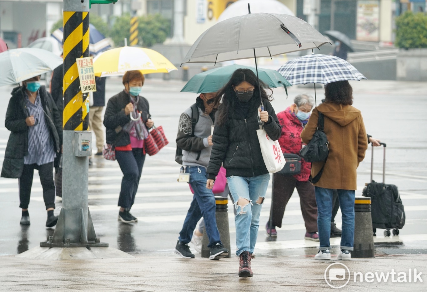 鋒面影響各地有雨！北東局部較大雨勢 明晚強烈冷氣團來襲低溫9度 