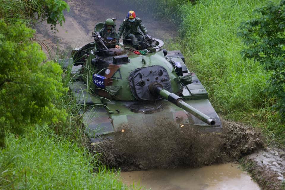 抖音驚見現役國軍與武器照流傳 八軍團：招募士官軍服照遭冒用