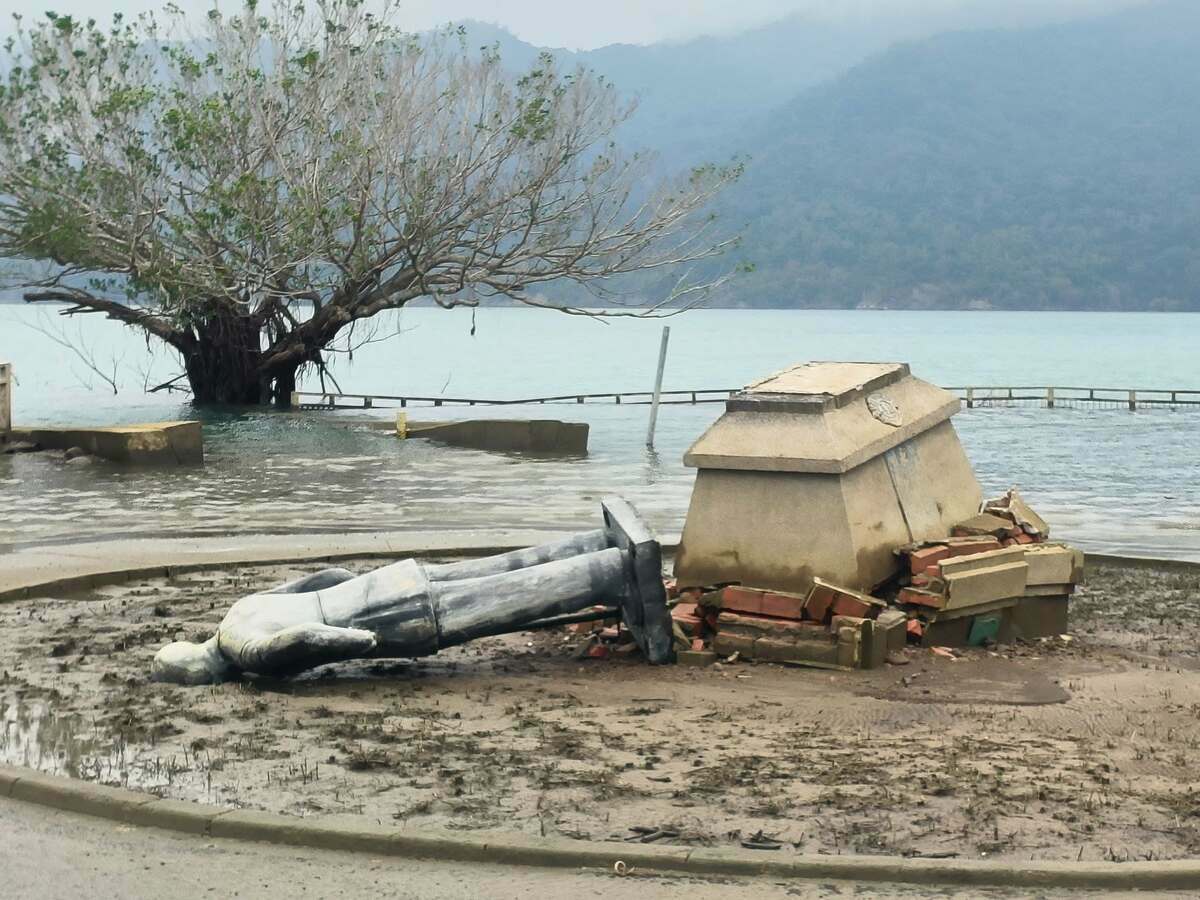 曾文水庫蔣介石銅像遭震倒 面陷泥中 水利署：恐難修復