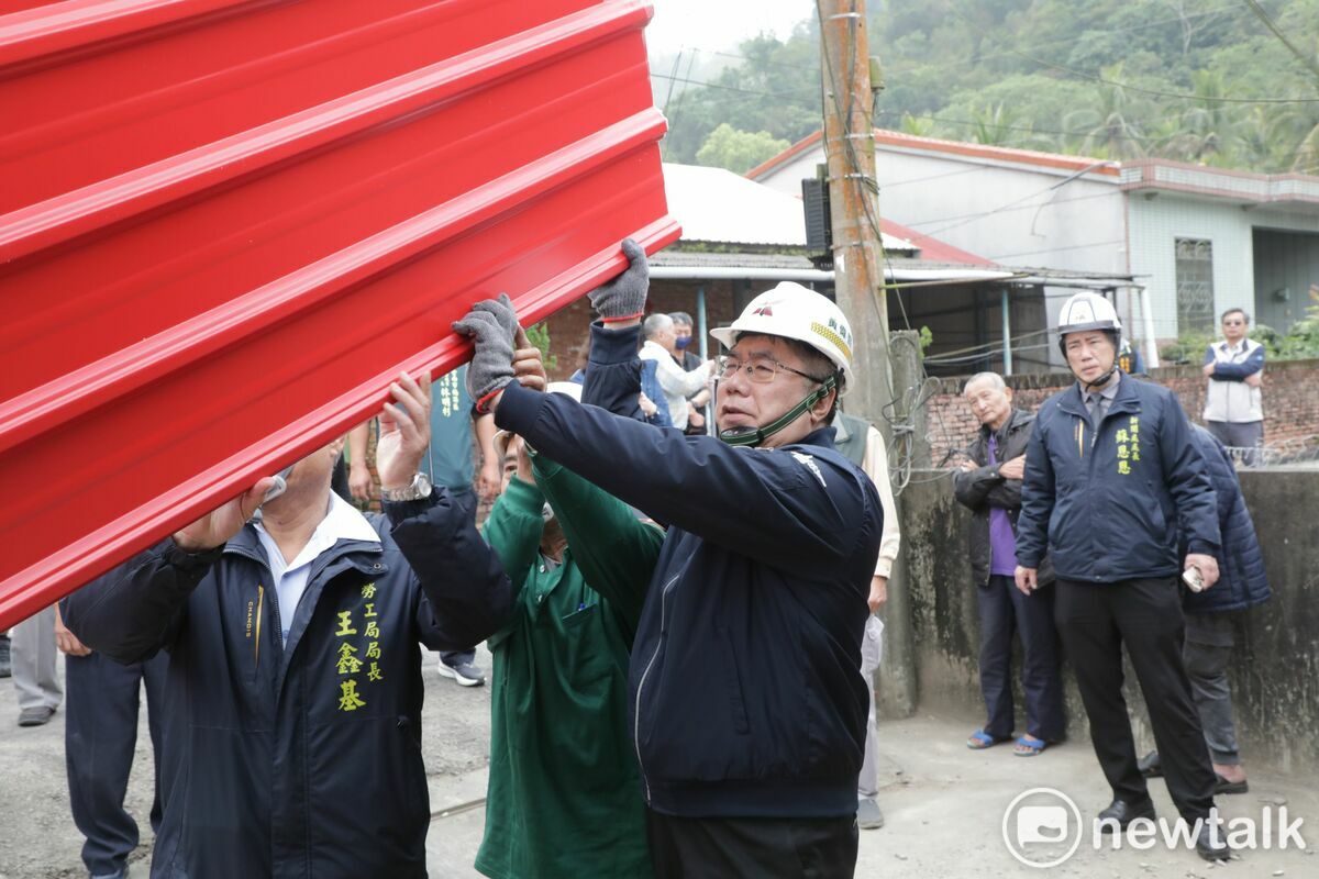 市府攜手各界齊心重建震災區 黃偉哲視察修繕進度盼災民安居's story cover image