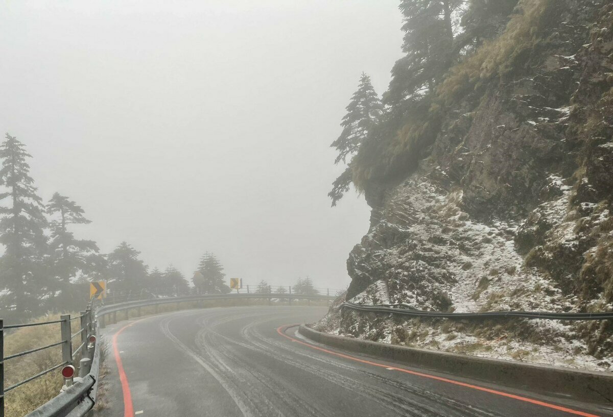 強烈大陸冷氣團影響！今合歡山高海拔路段「限加雪鍊通行」