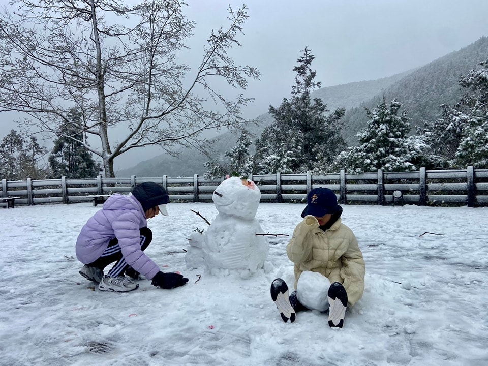 強烈大陸冷氣團發威！太平山積雪 遊客驚喜「堆雪人」