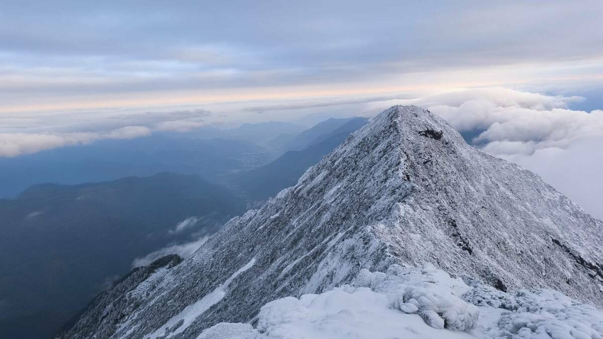 冰雪奇緣走入現實！玉山冰封畫面曝「積雪已達2公分」