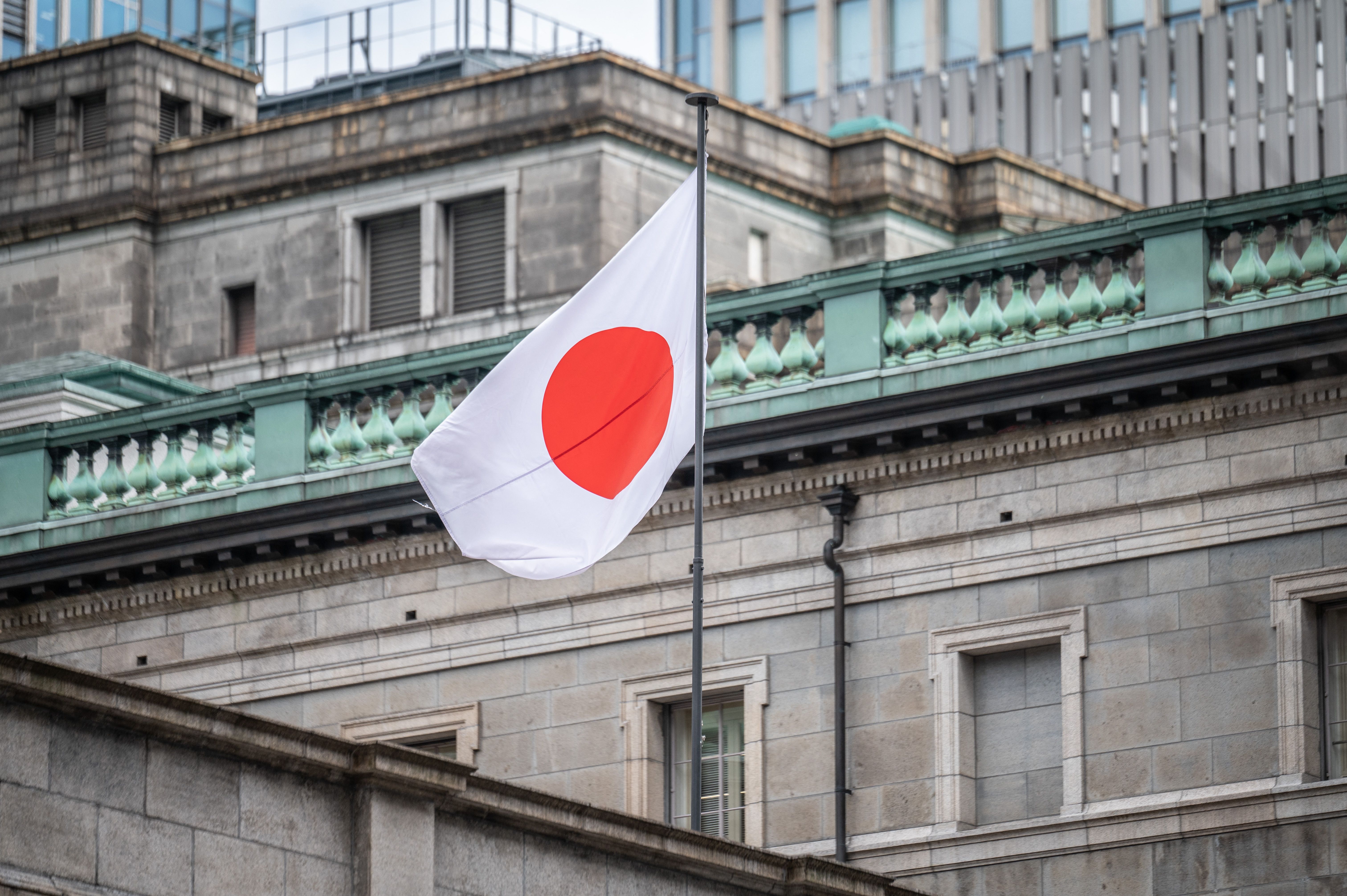 有熊出沒！日本野熊逛超市「攻擊店員」　待店內兩天後自投羅網