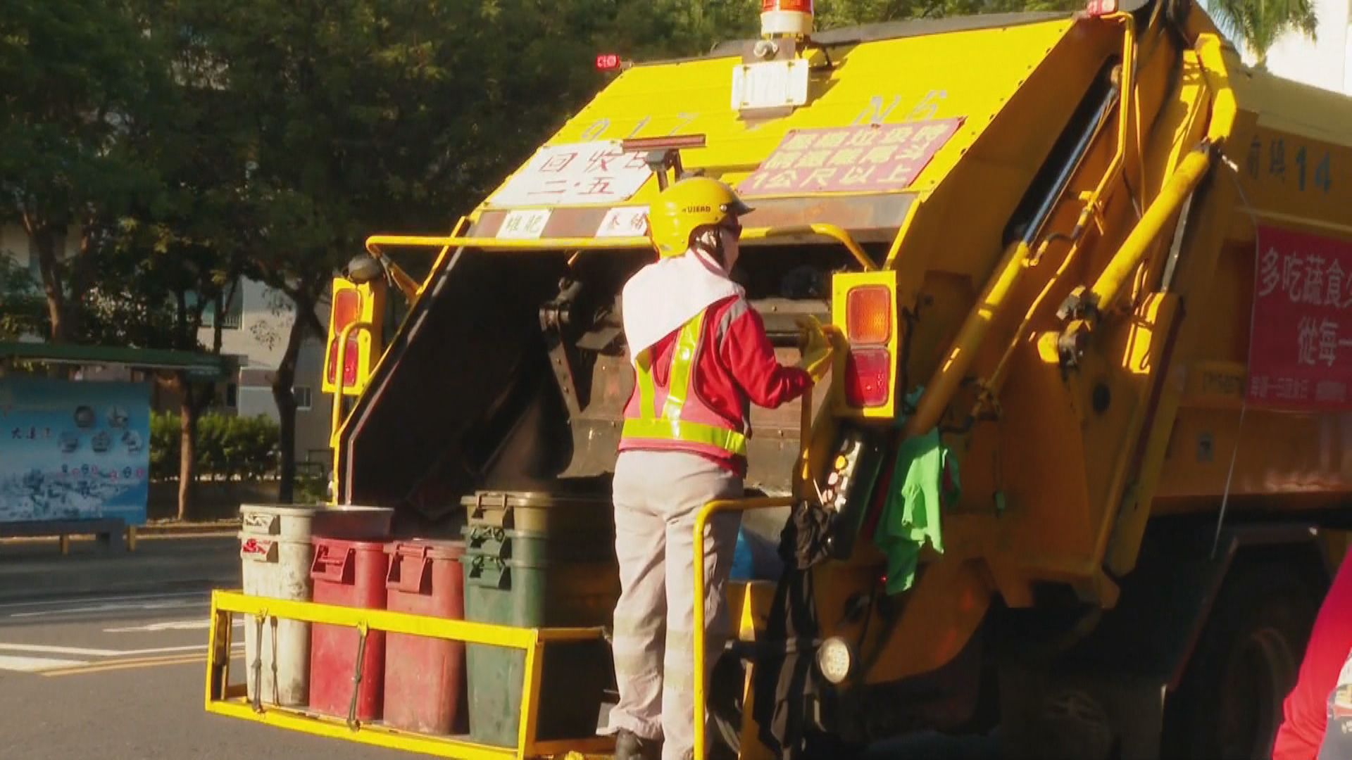 丟垃圾「技術不佳」誤傷清潔隊員　涉過失傷害遭判拘役15天's story cover image