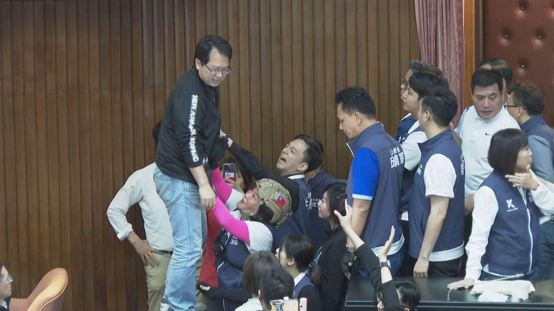 國會藍綠大亂鬥「推擠、掌摑、霸佔主席台」　謝龍介、柯建銘等10人遭起訴's story cover image