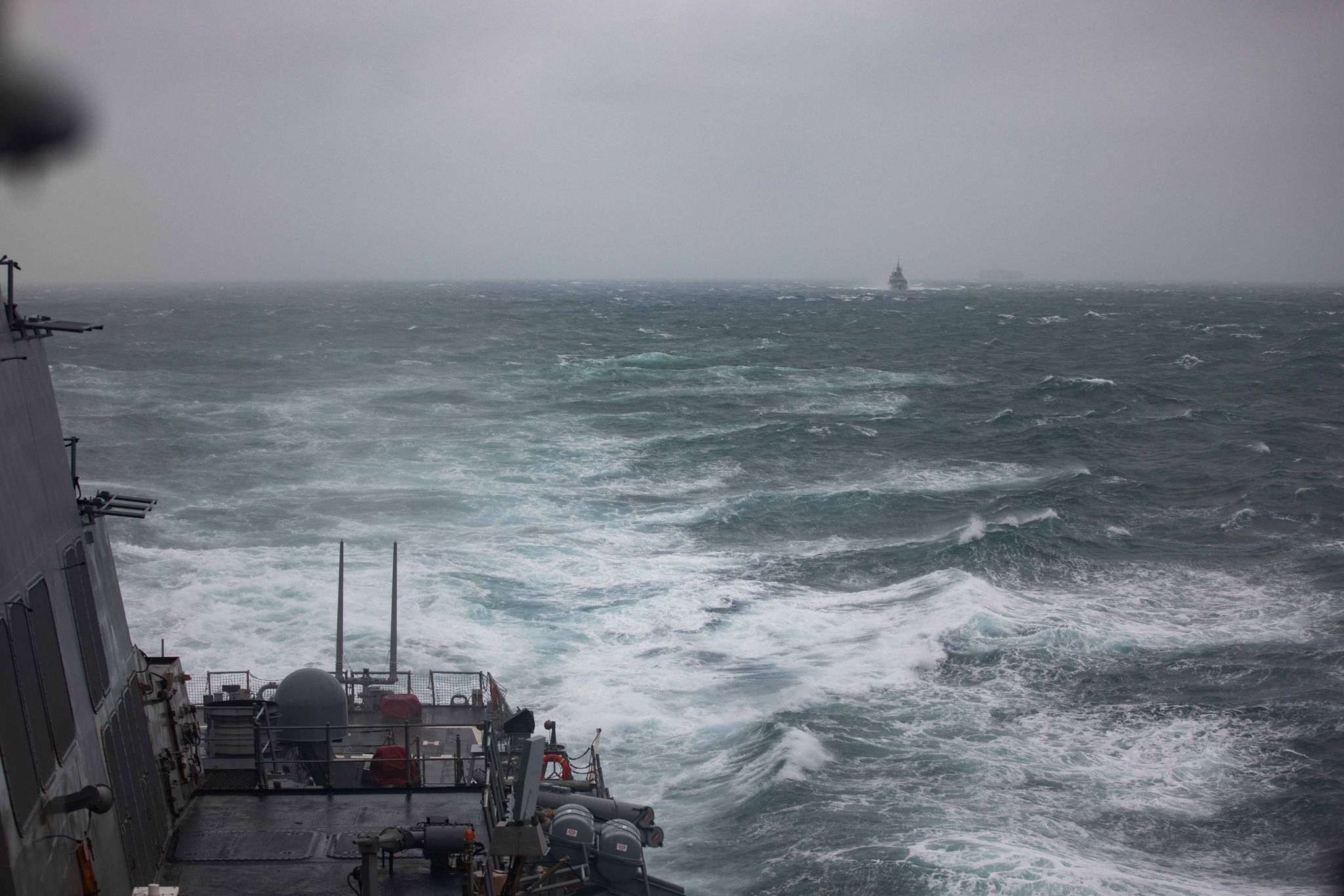 美加軍艦連袂穿越台海畫面曝　中國軍方氣炸半夜嗆聲