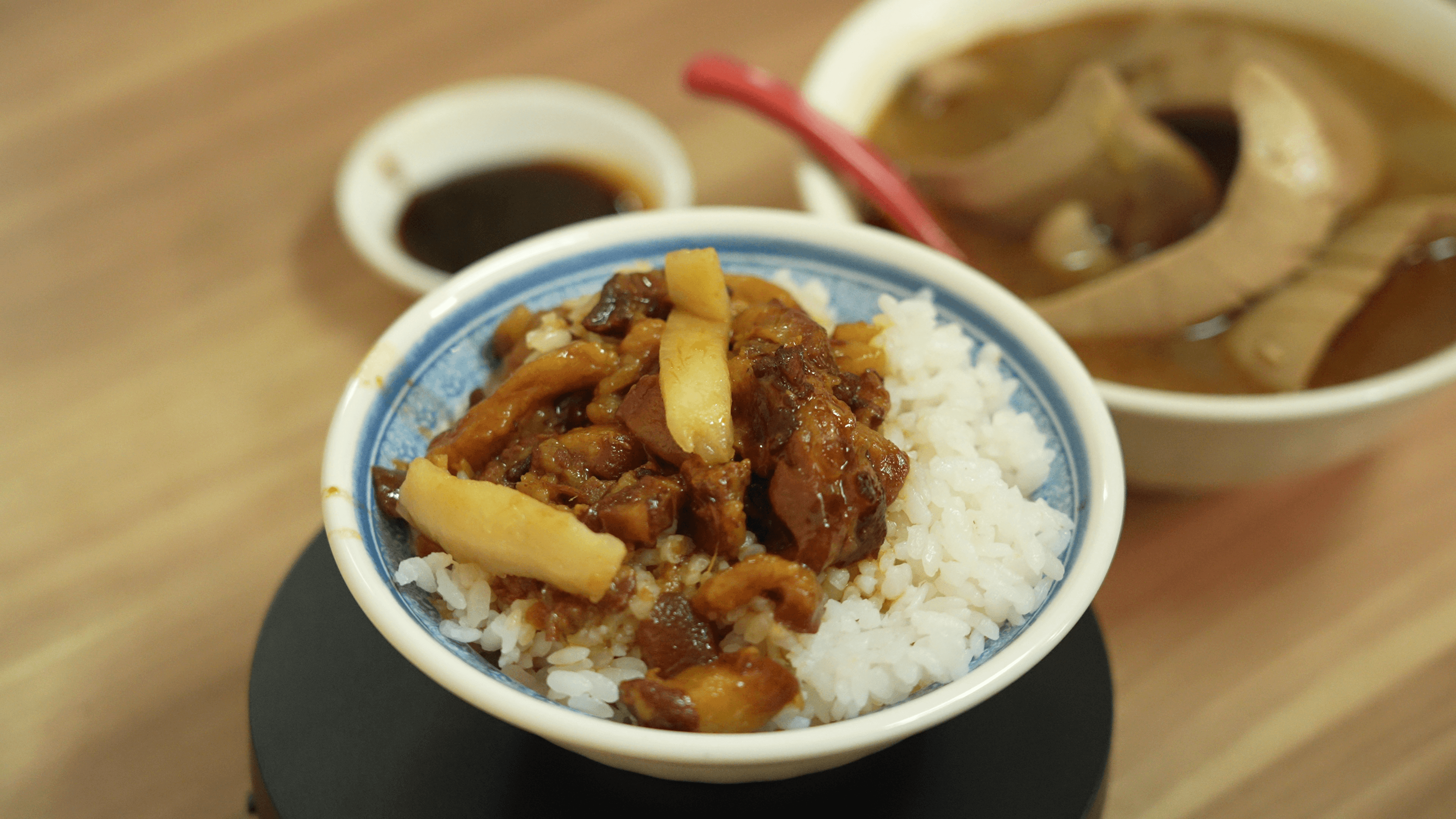 外國人最愛小吃！　黑白大廚看了招牌也想不到的滷肉飯