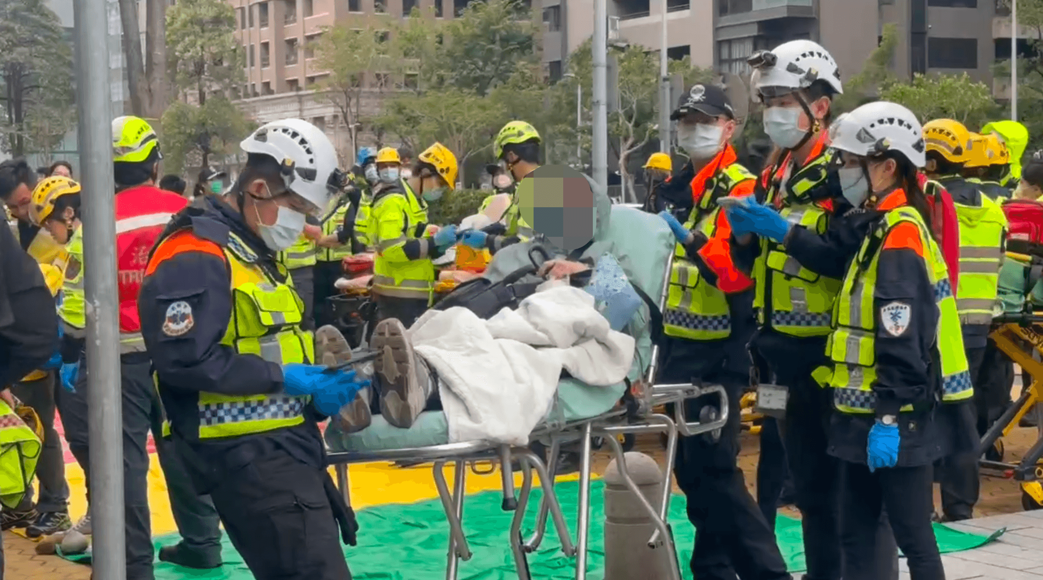 台中新光三越氣爆　受困9樓電梯女子獲救「全身發抖」