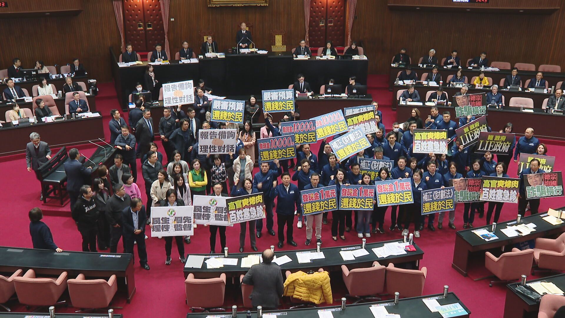 卓榮泰赴立院施政報告　「韓國瑜苦勸」藍委杯葛7分鐘解散