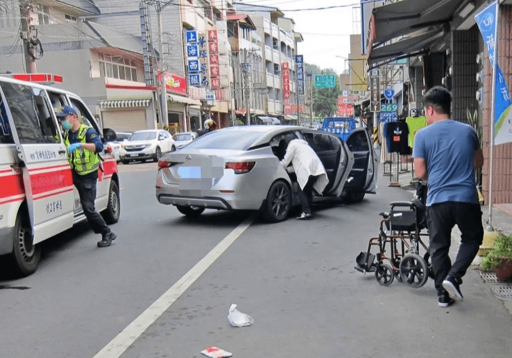 閃貨車開門「看護推104歲婦遭撞飛」1死1傷　駕駛靈堂下跪