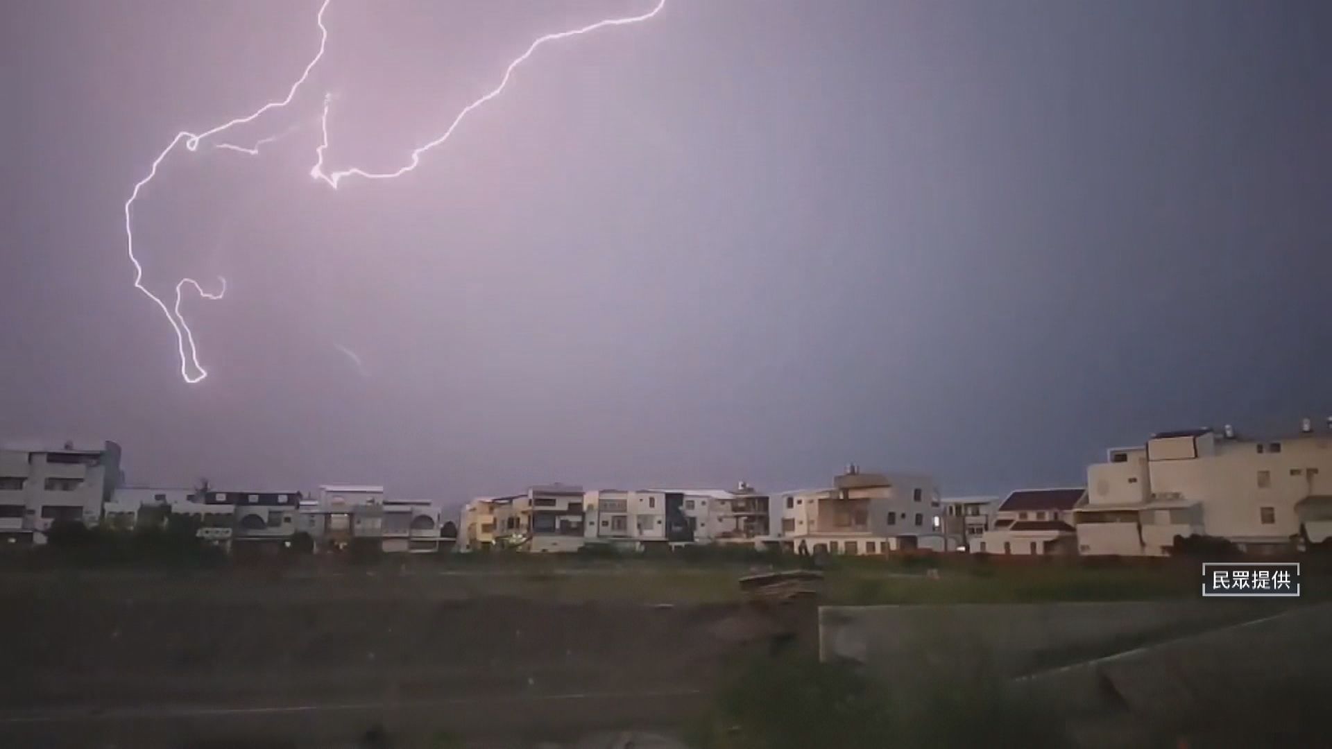 致災性條狀回波　暴雨至下週3／台東熱對流劇烈　雷電交錯劃破天際如撕裂夜空's story cover image