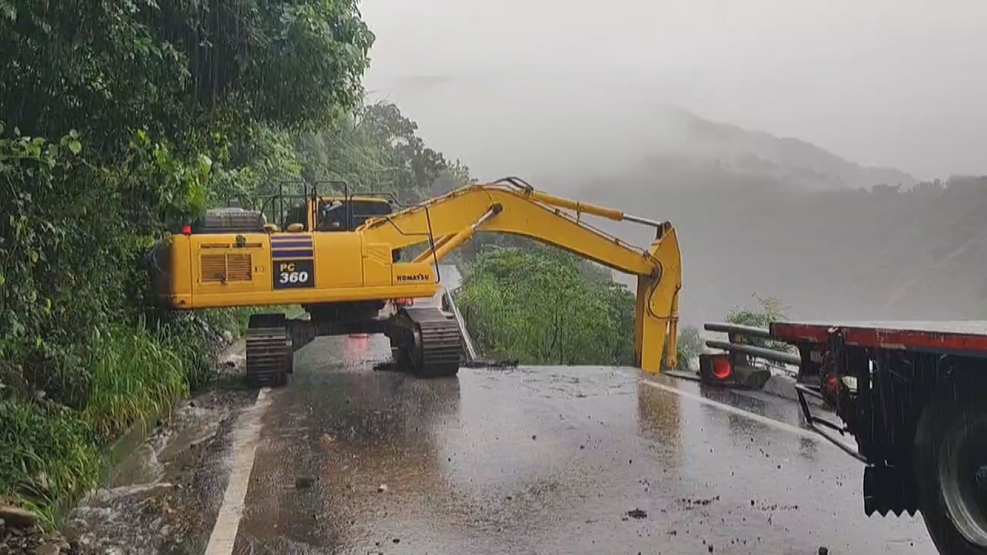 致災大雷雨　16測站雨量破千4／高雄山區雨勢大　「一家五口墜谷」搜索任務早上暫停's story cover image