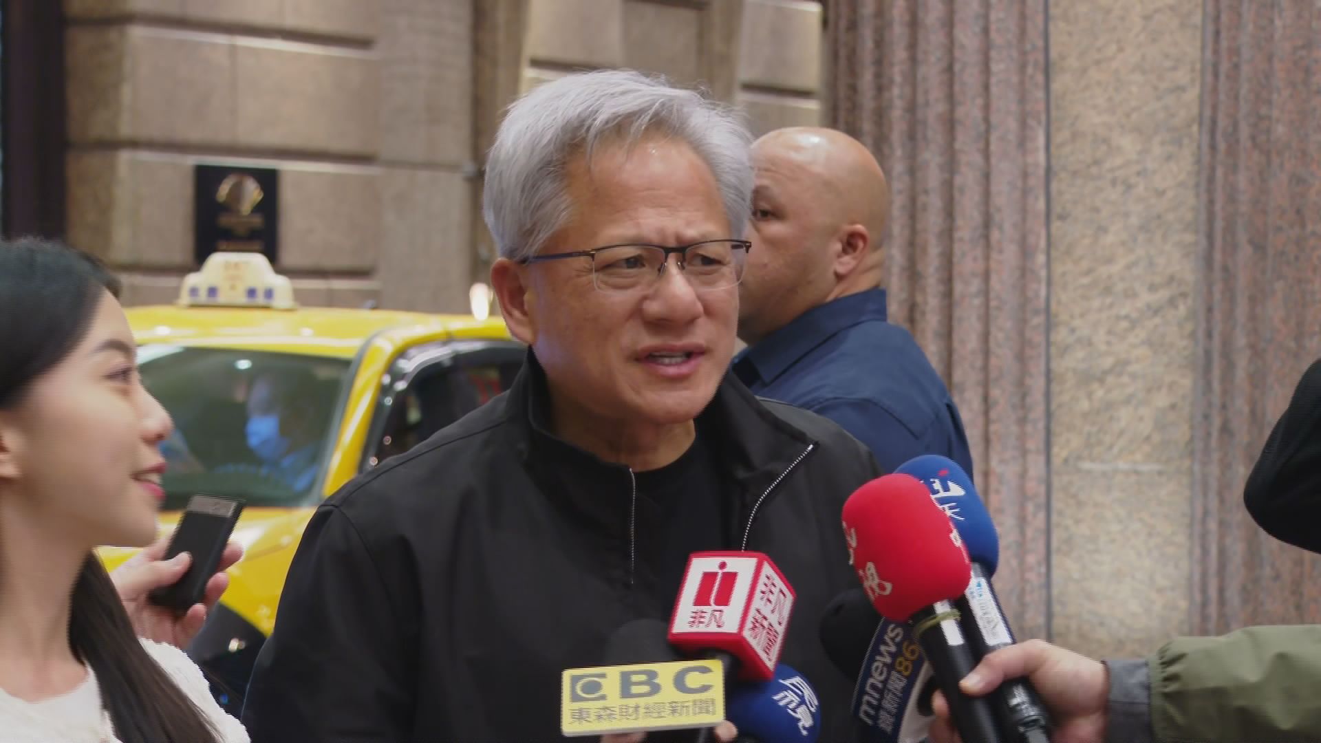 感恩節悄訪台　黃仁勳曝張忠謀狀態2／黃仁勳突現身川菜餐廳　用餐民眾驚喜、鼓掌歡迎's story cover image