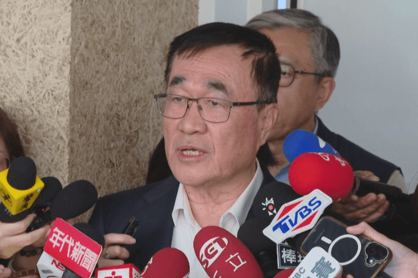 四叉貓爆「小琉球環保蟑螂」是親弟　李四川證實：這年紀須自行負責's story cover image