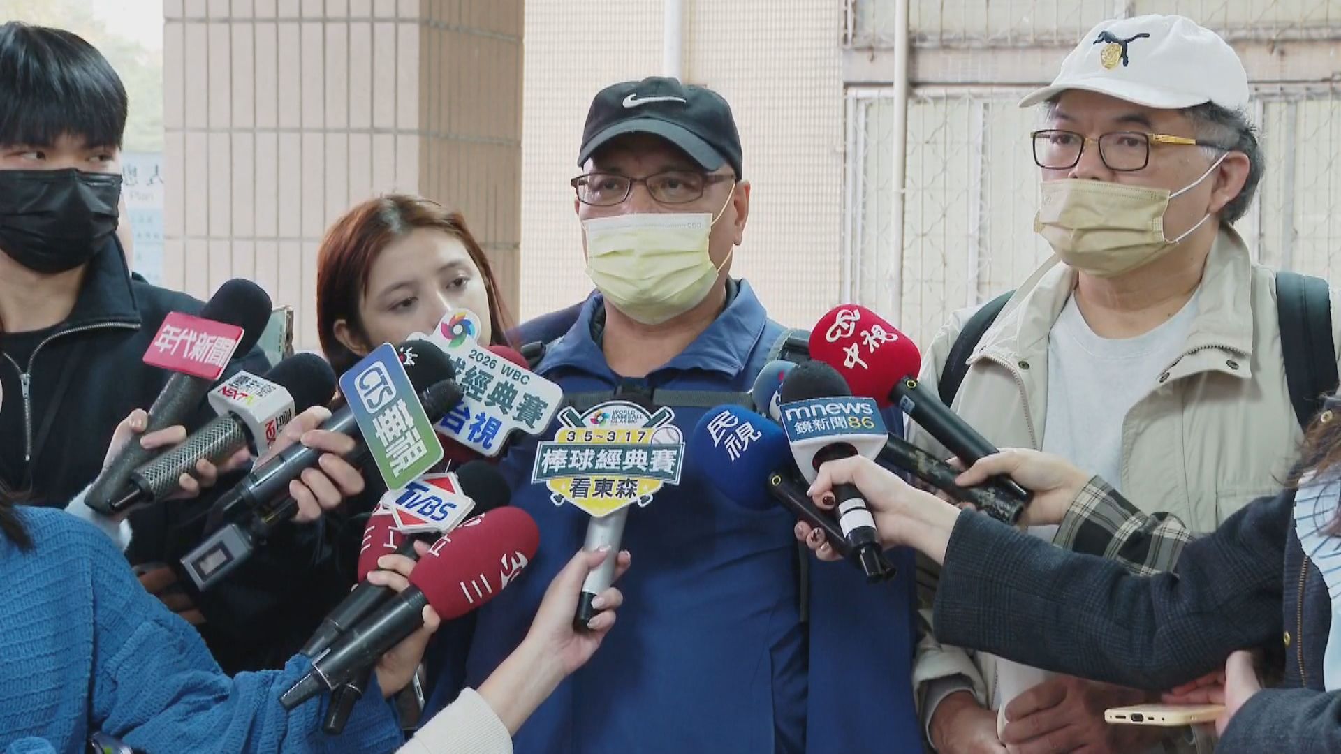 女毒蟲「沒有感到難過」被判死刑　殉職警父母、妻下跪磕頭淚謝法官's story cover image