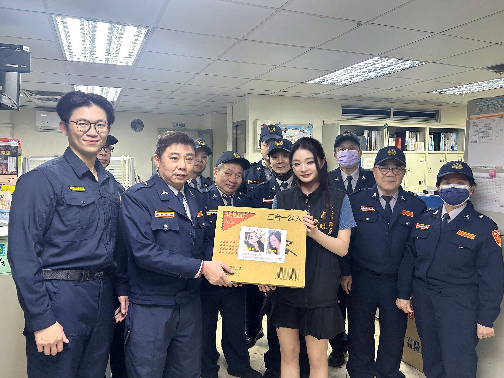 應佳妤慰勤「母女照片貼泡麵箱、警列隊拍照」　應曉薇火線護女回嗆's story cover image