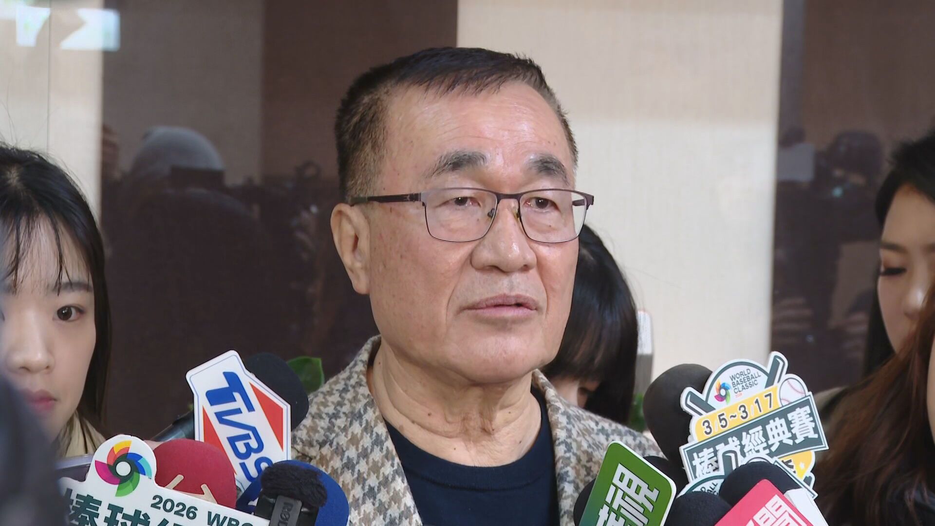 侯友宜出手整合 中彰亂局鄭麗文挨轟1／定於一尊！披藍袍出征新北市長　李四川：感謝侯友宜's story cover image