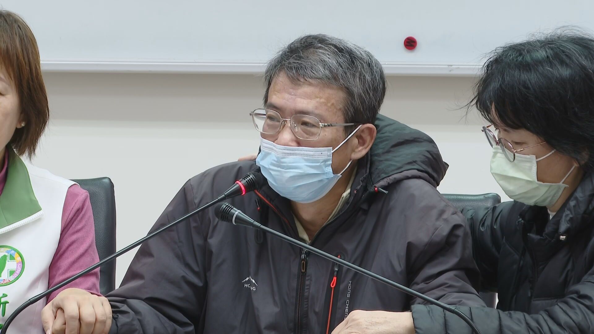 兒遭割頸躺擔架被拍限動下標「最美風景」　楊父痛訴：對兩名加害者真好's story cover image