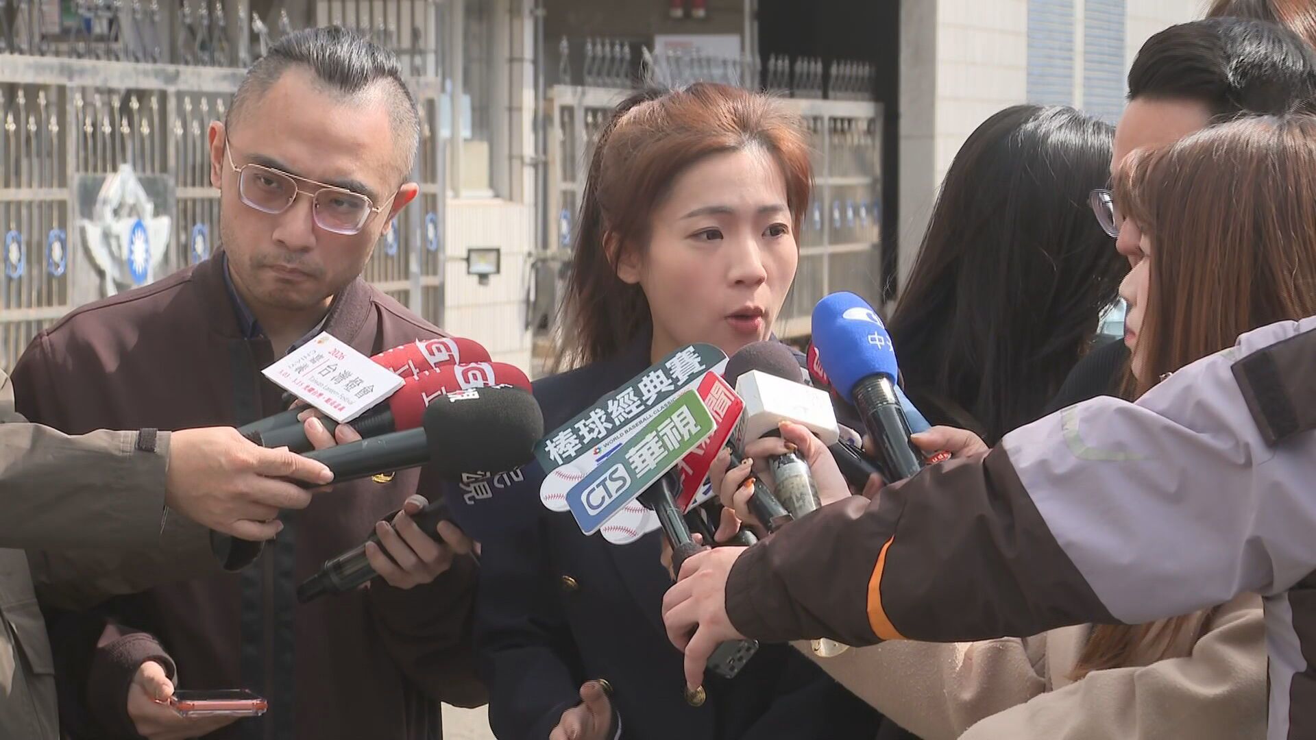 緊追卓揆東蛋看球衝松指部考察　徐巧芯：行前政院曾召集密會's story cover image