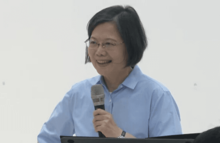 強颱巴威襲台倒數　蔡英文暖喊「願大家都平安」籲做好防颱準備's story cover image
