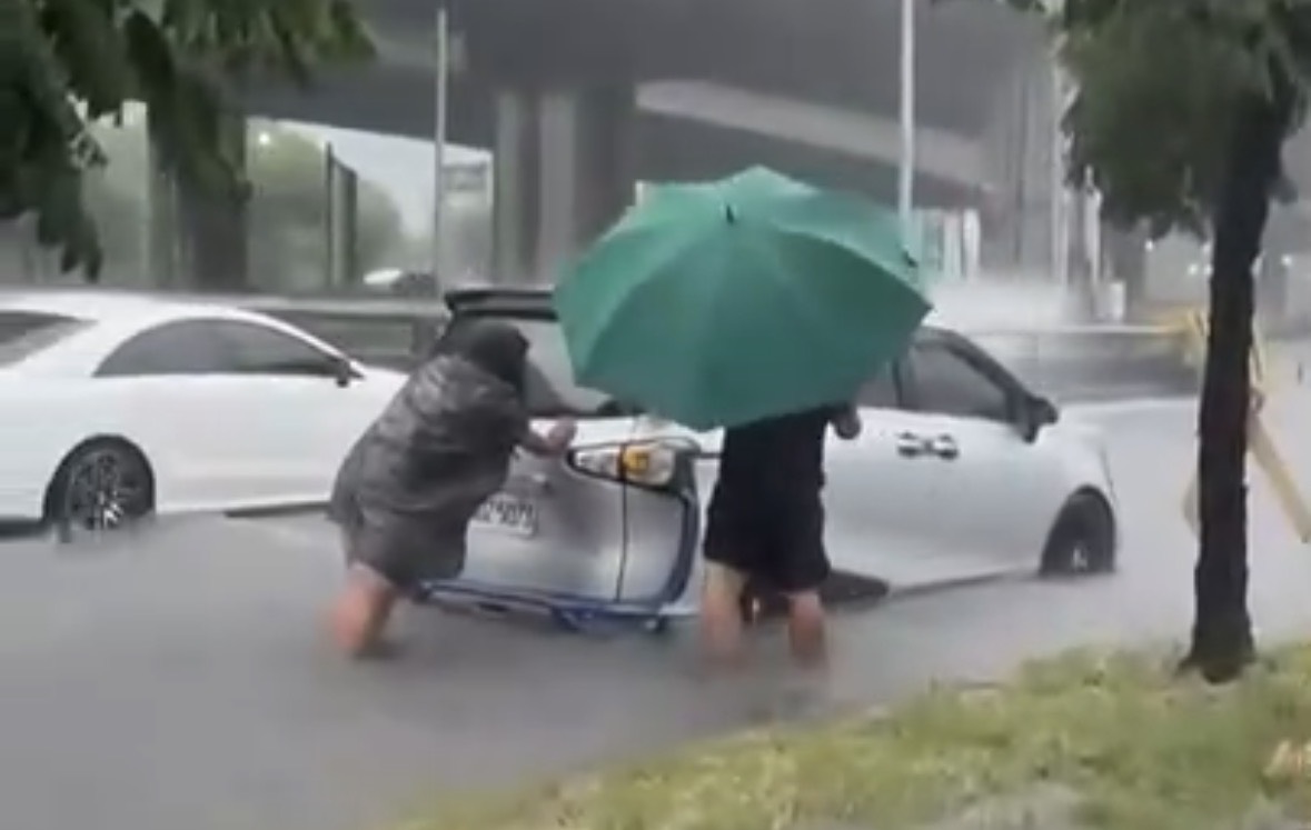 台中豪雨特報　環中路水淹小腿肚！小客車拋錨民眾雨中推車's story cover image