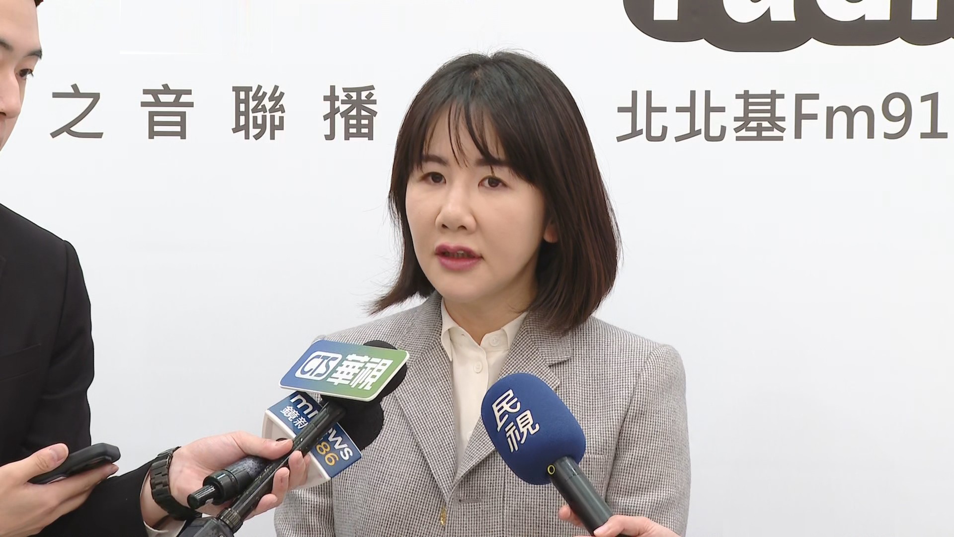 表態「領便當」仍被點名　謝衣鳯轟魏平政：不該由曾脫黨者回答's story cover image
