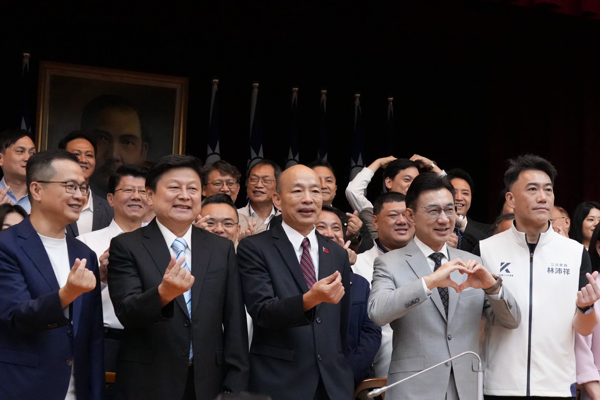 認刻意撮合韓國瑜、傅崐萁同框合影　羅智強：象徵一家人翻頁向前's story cover image