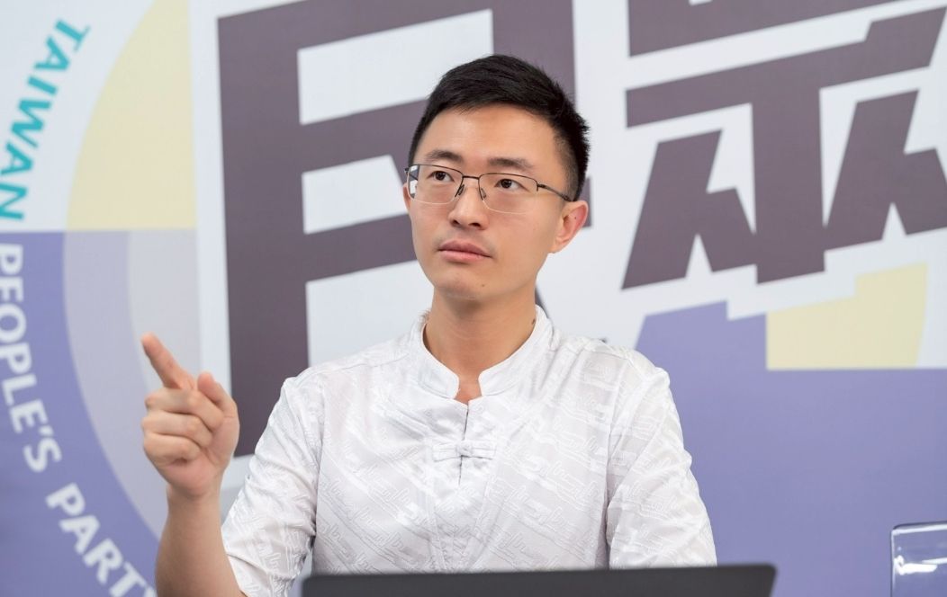 總統大選前拿假文件爆料被起訴　侯漢廷稱是「勳章」：堅做無罪答辯's story cover image