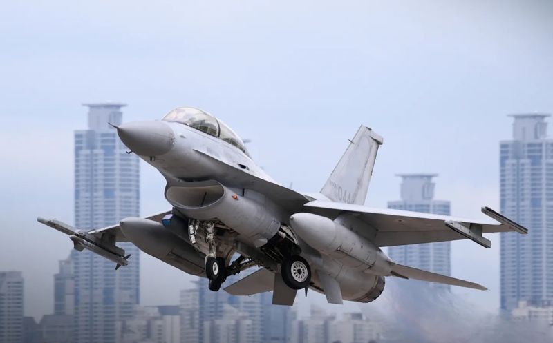 南韓F-16C墜毀引發森林大火　飛行員緊急彈射逃生