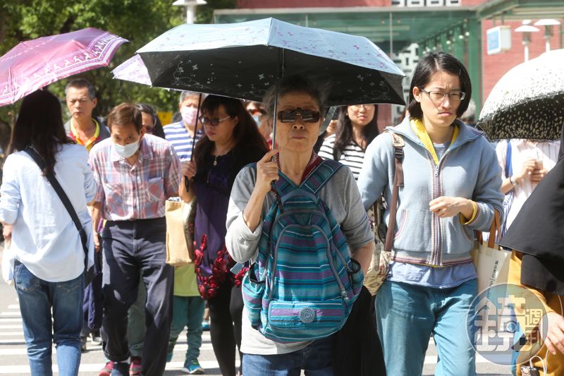 立冬熱到像夏天！全台晴朗微熱　下週鳳凰颱風恐襲台恐掀暴風雨's story cover image