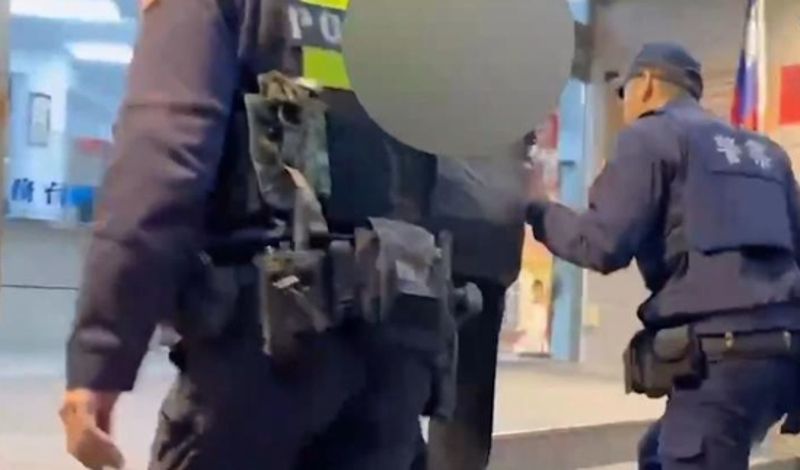 先前毫無衝突！小吃店吃完蒸餃起身「鎖骨突遭隔壁桌刺一刀」凶嫌媽也在場　逃6小時落網's OG Image