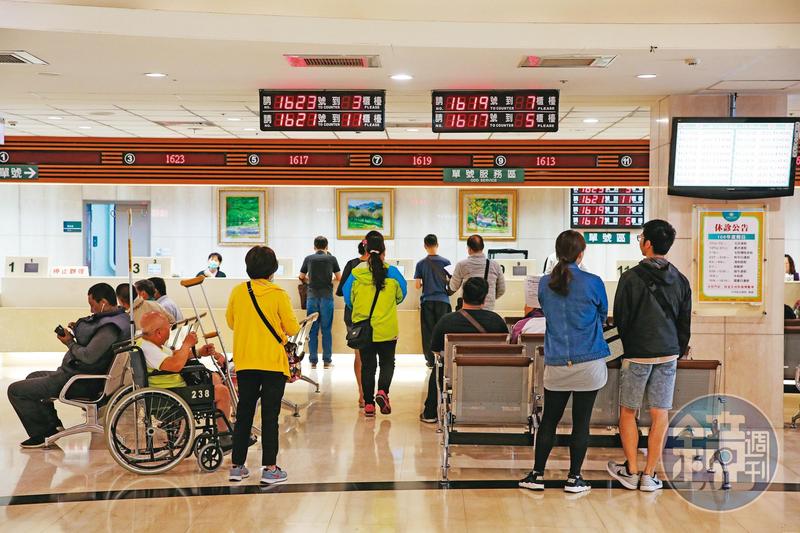 二代健保補充保費改革暫緩　他嘆：說不能倒「但漲保費都說別找我」's story cover image