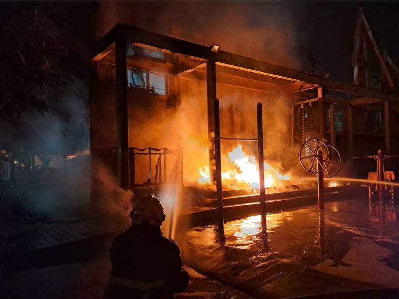 彰化人氣公園凌晨竄火！戲水區後方涼亭被燒光　警不排除惡意縱火's story cover image