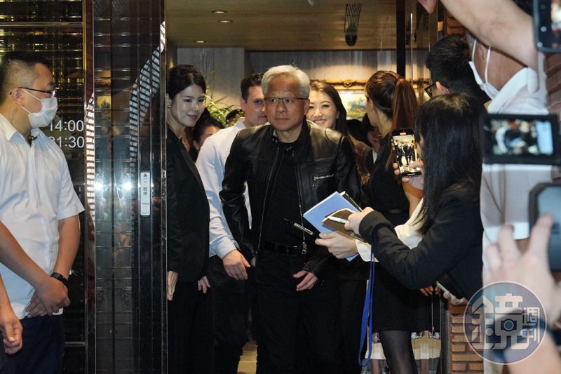 黃仁勳今訪台積電台南三奈米廠　明北上同框張忠謀's story cover image